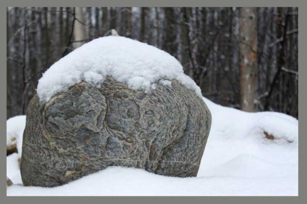 stone-snow-post